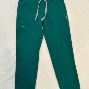 FIGS Women’s skinny Hunter green scrub pants